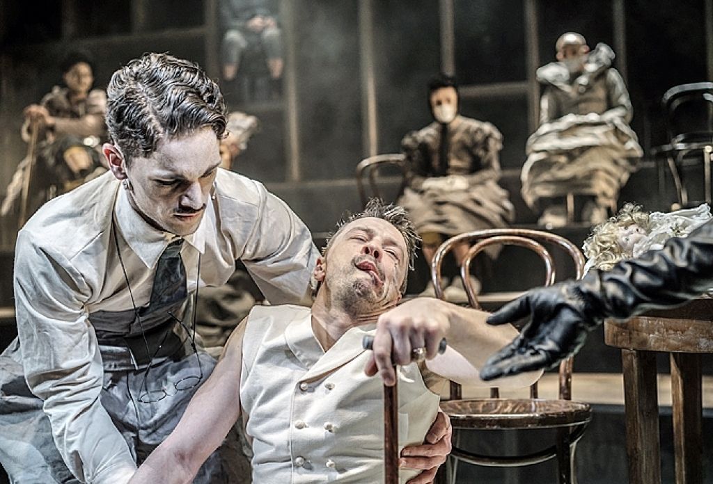 Ābolu ķocis. Ziloņcilvēka stilistiskā eklektika bremzē emocionālo jaudu