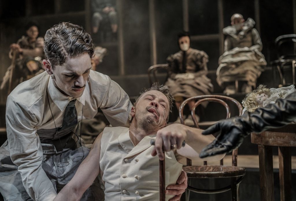 Ābolu ķocis. "Ziloņcilvēka" stilistiskā eklektika bremzē emocionālo jaudu