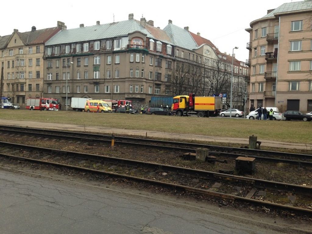 Eksporta ielā avārijas dēļ uz brīdi bloķēta tramvaju kustība (papildināts 12:37)