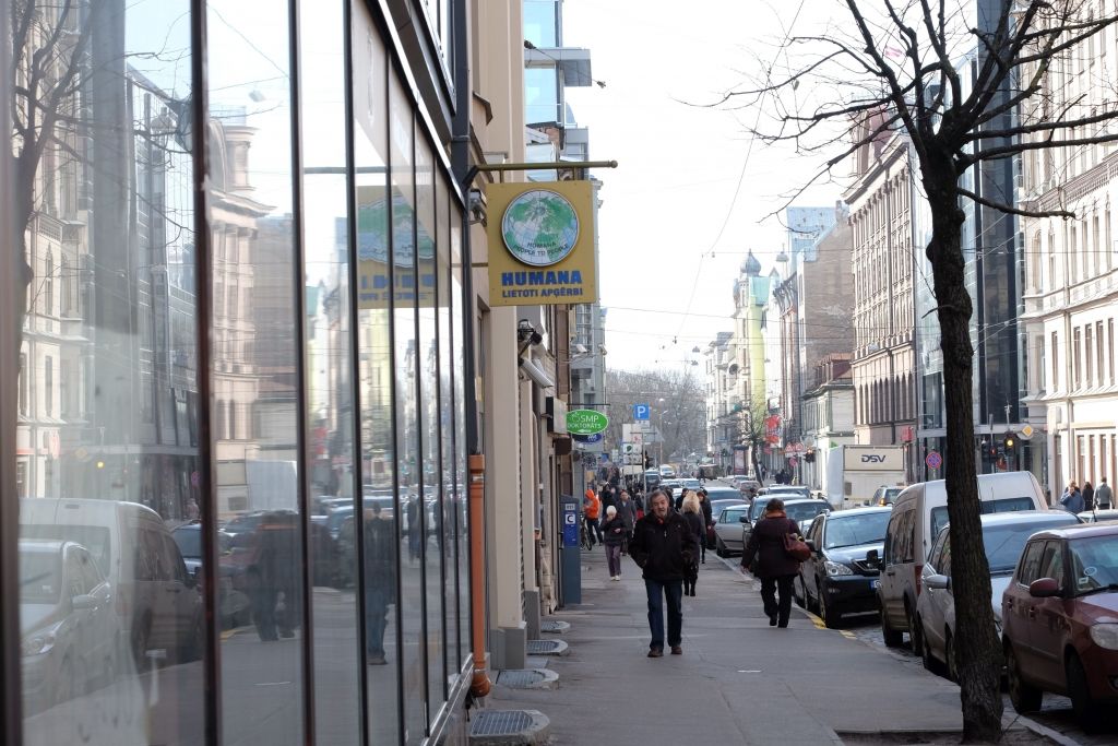Pēc telpām Rīgas centrā lūkojas kafejnīcas; «humpalu» veikali notur pozīcijas