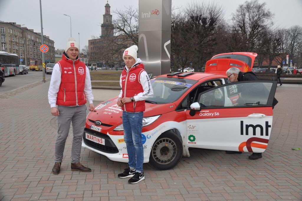 FOTO: Rallisti Mārtiņš Sesks un Reinis Vilsons iepriecina 500 liepājnieces ar ziediem