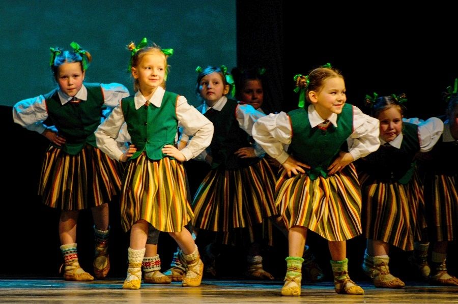 Aicina uz bērnu tautas deju svētkiem "Pilna sauja dzintariņu"