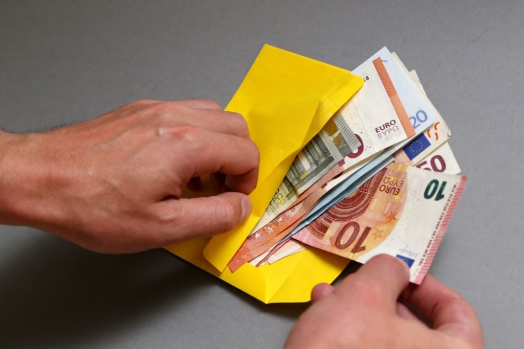 Deputāti nosaka kriminālatbildību par aplokšņu algu izmaksāšanu