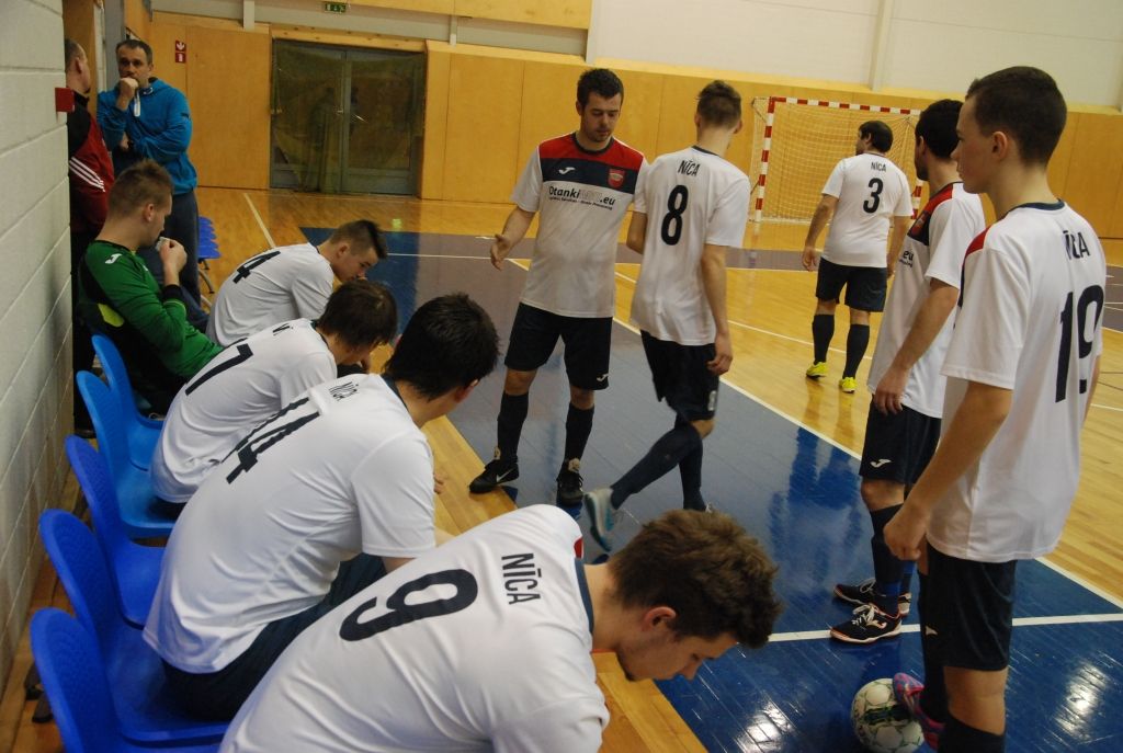 FOTO: Nīcenieki Latvijas kausā saspringtā spēles galotnē zaudē "PB Line" vienībai