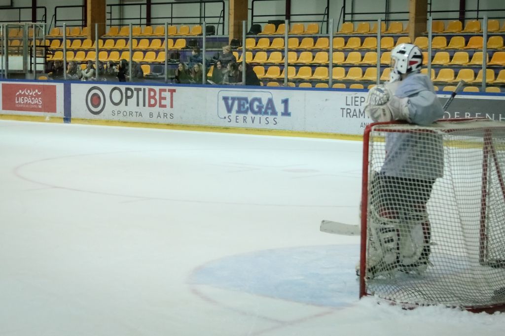 FOTO: Hokeja klubs "Liepāja" iepazīstina skolēnus ar hokeja aizkulisēm