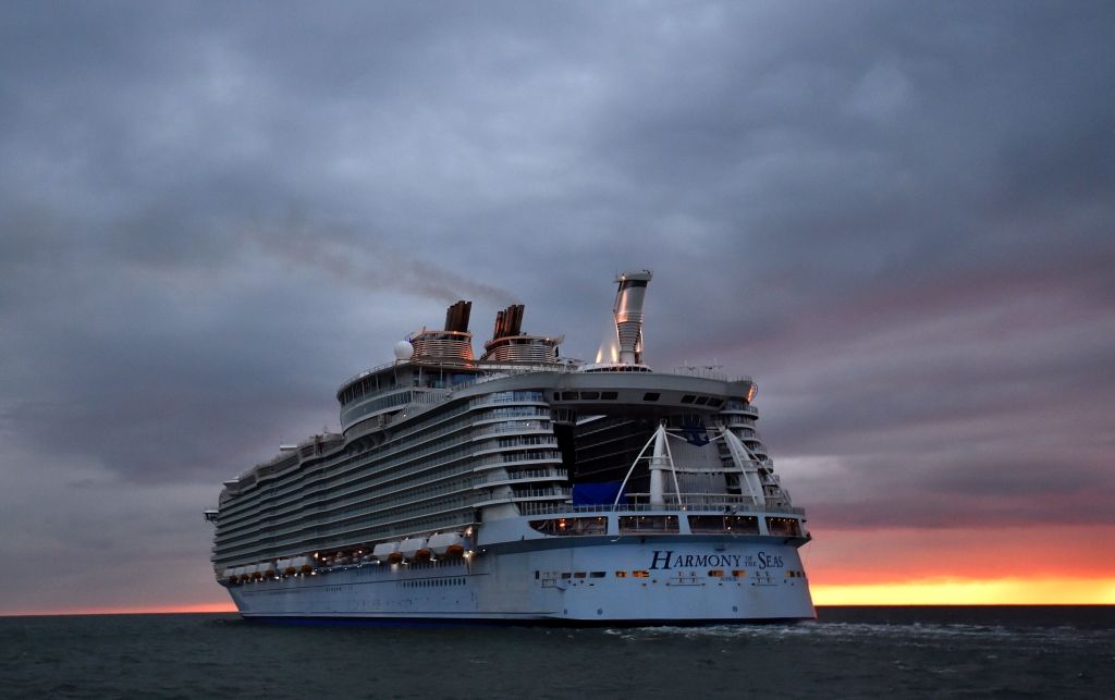 FOTO: Pasaulē lielākais kruīza kuģis dodas pirmajā testa braucienā