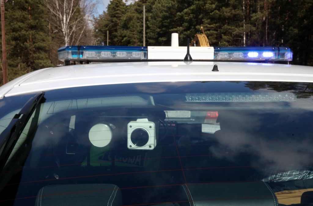 Automašīna ar trim cilvēkiem no tilta iekrīt Gaujā