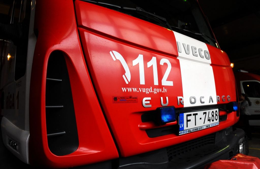 Pēc divu ugunsdzēsēju auto sadursmes viens glābējs nogādāts slimnīcā (papildināts 18:05)