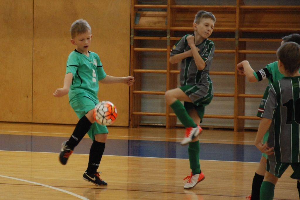 FOTO: Grobiņā ar mājinieku veiksmīgo spēli atklāj starptautisko futbola turnīru