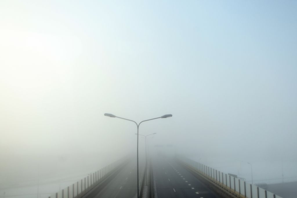 Vietām braukšanu apgrūtina migla