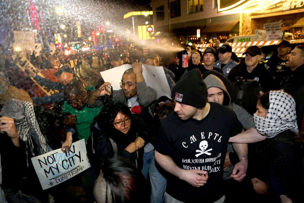Tramps mudina policiju arestēt pret viņu vērsto protestu dalībniekus