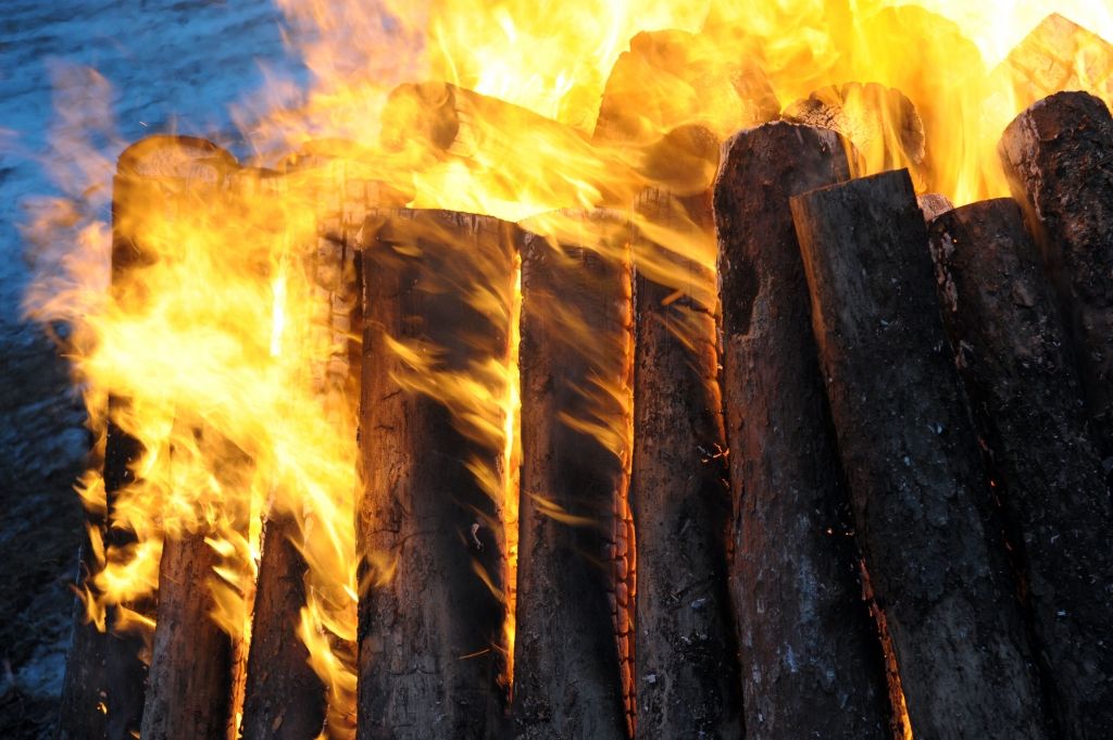 Vakar Olaines novadā dega divas dzīvojamās mājas