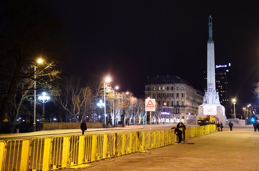 Brīvības piemineklis apjozts ar dzeltenajām policijas barjerām