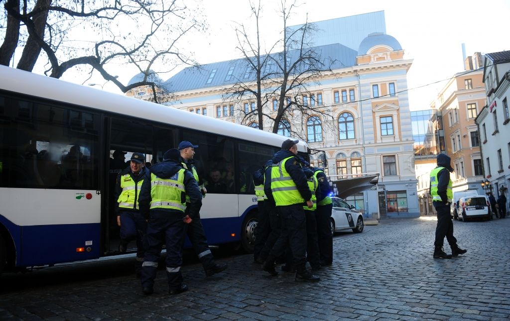 FOTO: Leģionāru piemiņas gājiens bez sarežģījumiem; aizturēts Kremļa blogeris