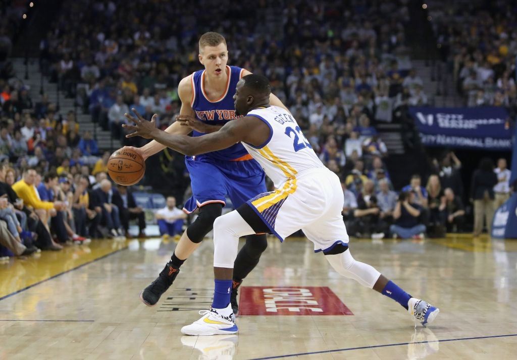 Porziņģim katastrofa metienos, Knicks ar 36 punktu deficītu piekāpjas neapturamajiem Warriors