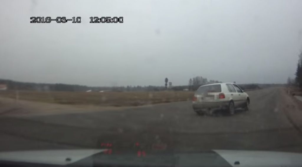 VIDEO: Rēzeknē meklēšanā esošam vīrietim bēgšana no policijas beidzas grāvī