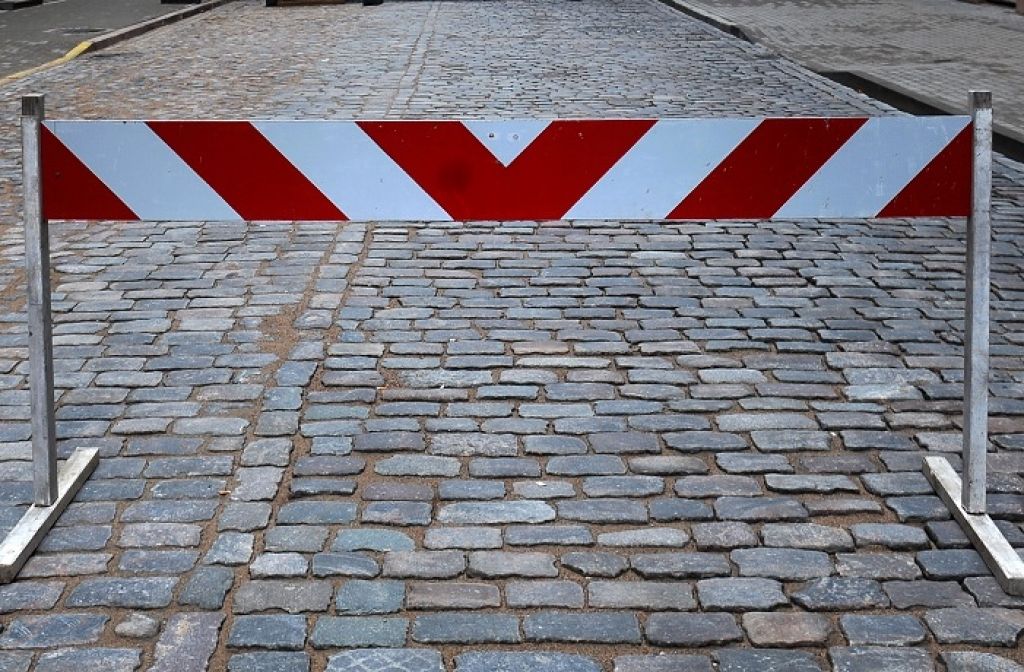 Sarkandaugavā mājai iebrukusi kāpņutelpa; izglābti astoņi cilvēki