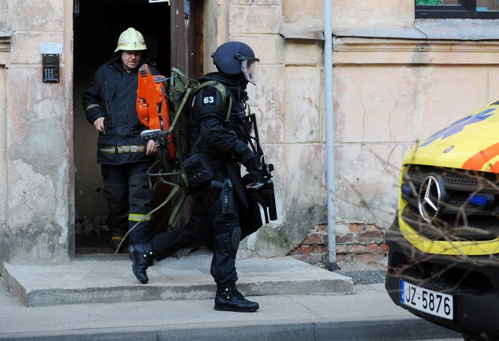 FOTO: Reaģējot uz spridzināšanas draudiem, no ēkas Sarkandaugavā evakuē iedzīvotājus