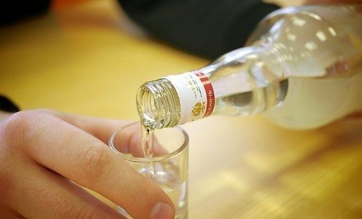 Dunalkā lielā alkohola reibumā brauc ar traktoru