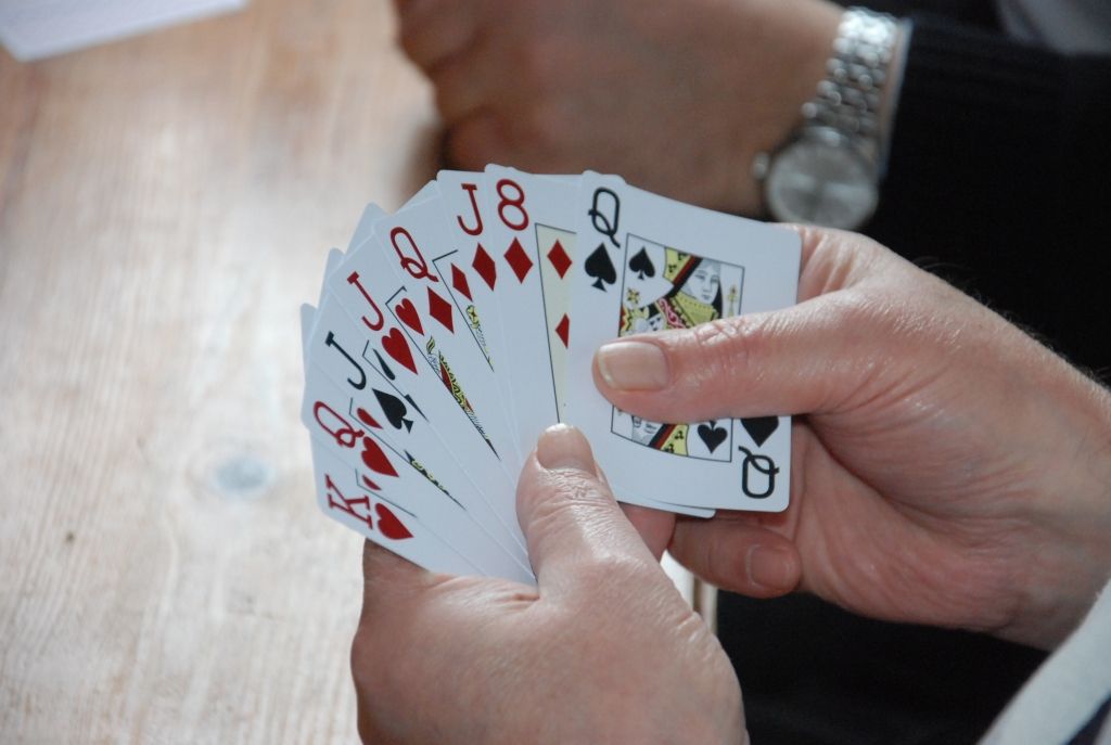 Egils Karzons iegūst Lieldienu ceļojošo kausu zolītē