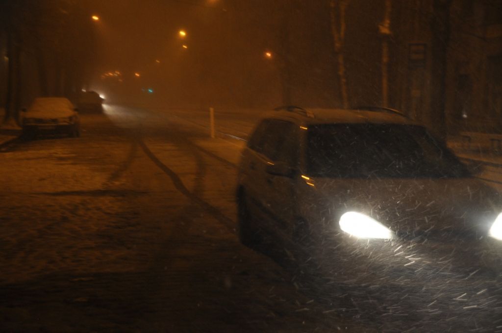 FOTO: Liepājā vējš atnes puteni; slidenais ceļš pārsteidz autovadītājus