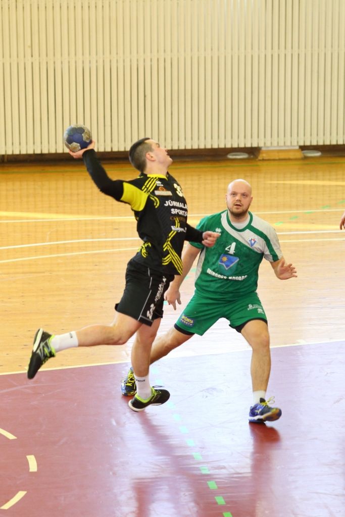 "Jūrmalas Sports" sagrauj "Vaiņodi" un ar uzvaru sāk Latvijas handbola virslīgas izslēgšanas turnīru