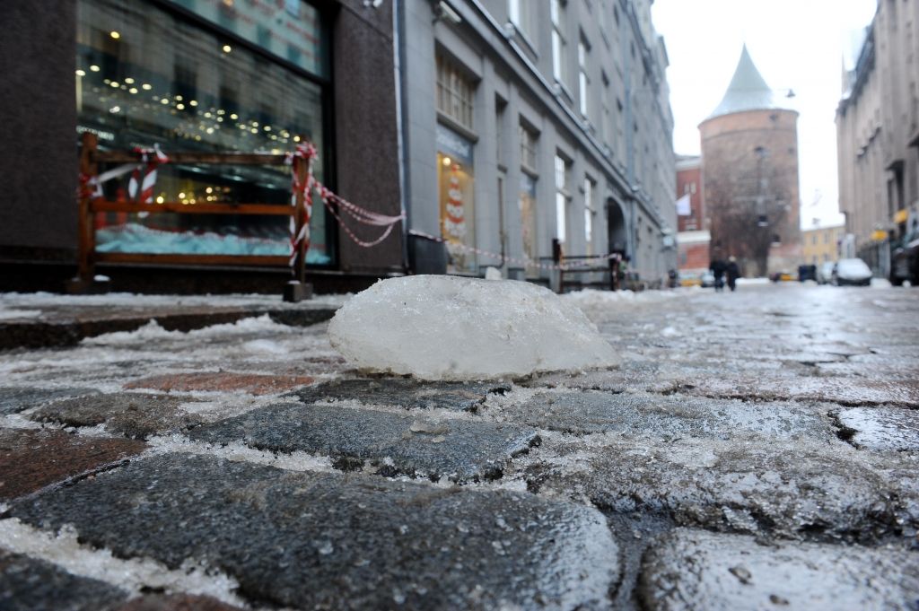 Šorīt apledojums vietām apgrūtina braukšanu