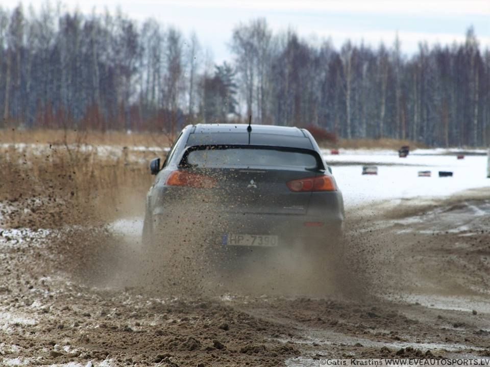 FOTO.VIDEO: Rekordskaits dalībnieki ziemīgos apstākļos brauc "EVE ziemas kausa 2016" noslēgumā Vaiņodē