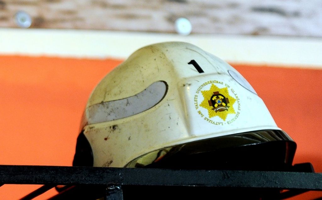 Ugunsnelaimē mirst divi sirmgalvji; laicīgi nemanītā kūts ugunsgrēkā sadeg pustūkstotis aitu