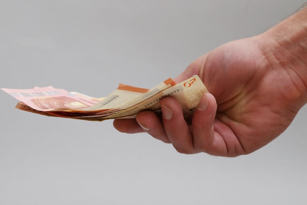 KNAB 10 000 eiro kukuļņemšanā pieķer VP darbinieku (papildināts 13:11)