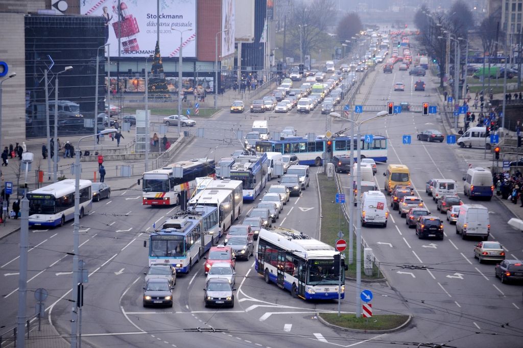 Daudzviet Rīgā veidojas sastrēgumi