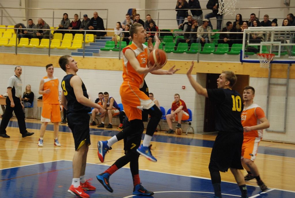 FOTO: Uzvar "Nīcas" un "Priekules" basketbolisti, galvenās intrigas spēli pārceļ