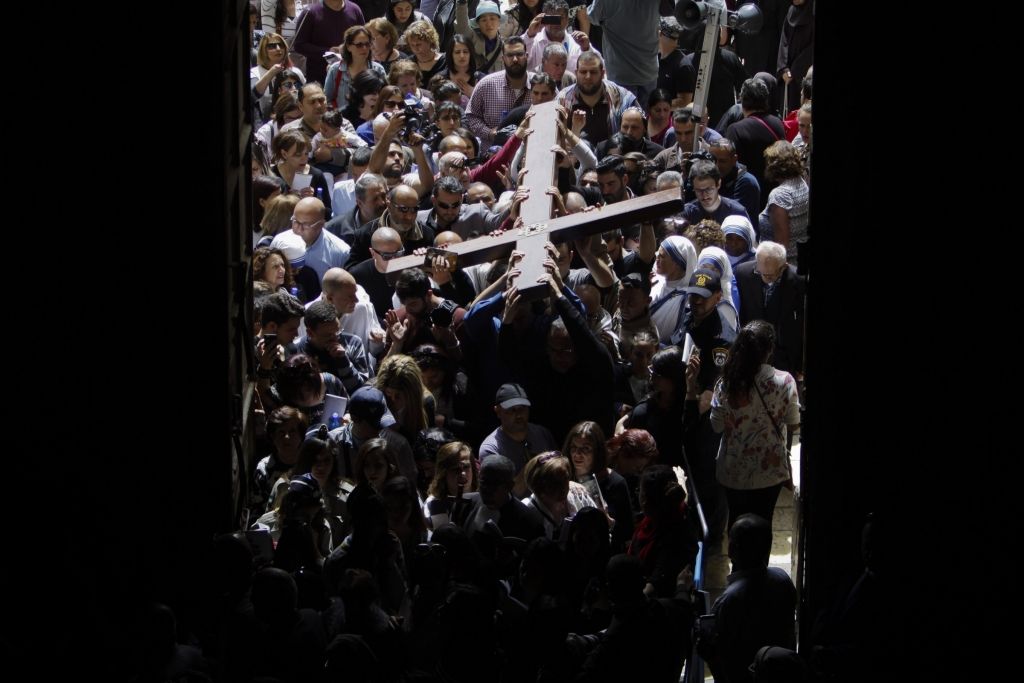 FOTO: Tūkstošiem katoļu Jeruzalemē piedalās Lielās piektdienas procesijā