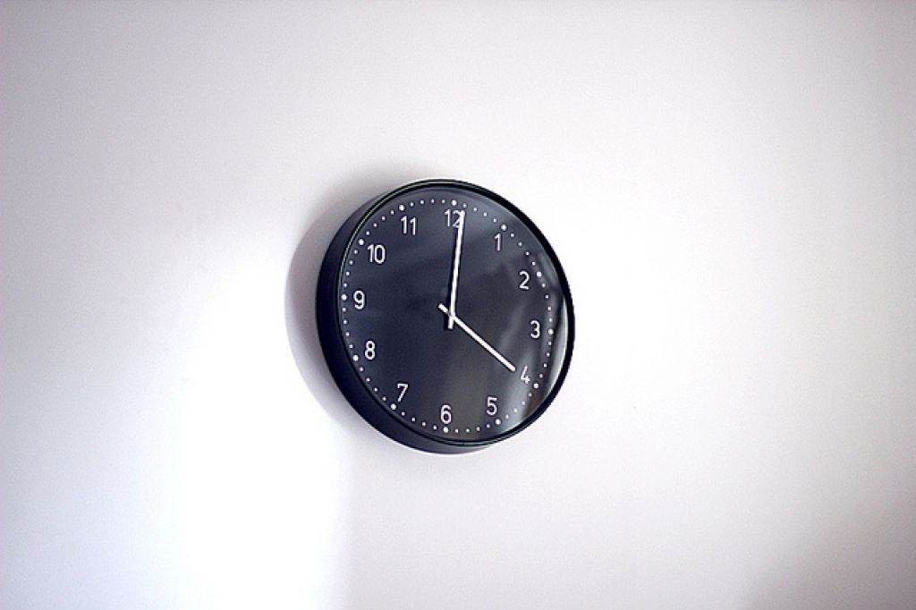 Šonakt pulksteņa rādītāji būs jāpagriež vienu stundu uz priekšu