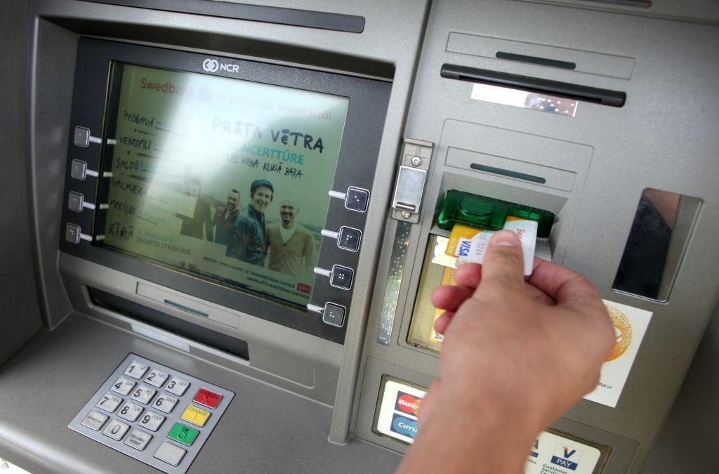 Pērn bankomātos iemaksāti 2,59 miljardi eiro