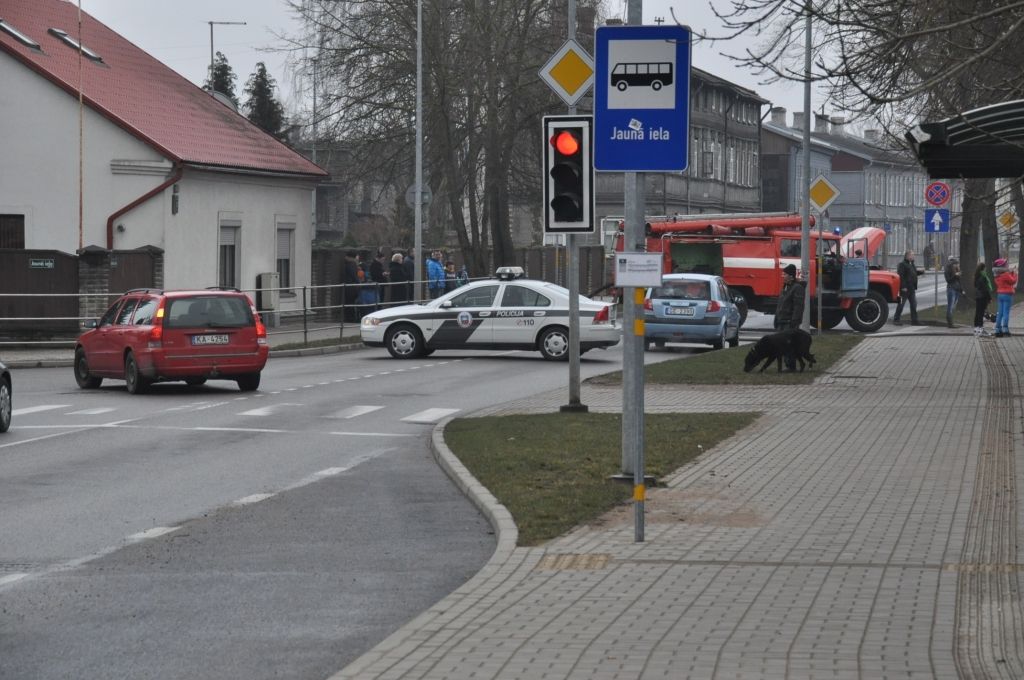 FOTO: Aculiecinieki ziņo: Liepājā aizdegas dzīvojamā māja