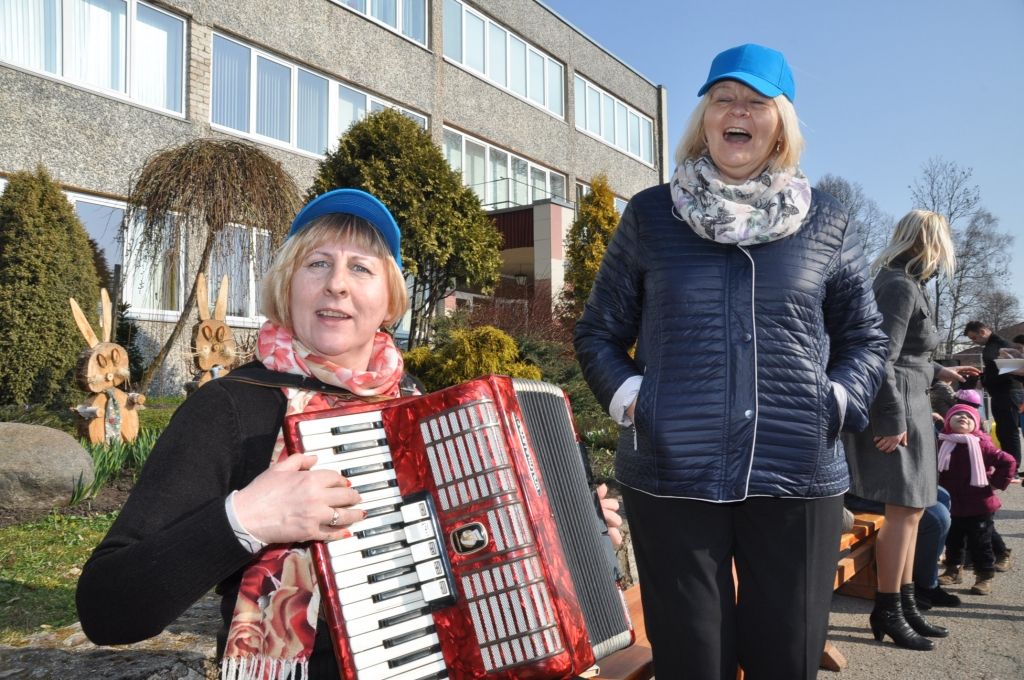 FOTO: Nīcā Lieldienās noorganizē labdarības tirdziņu un koncertu