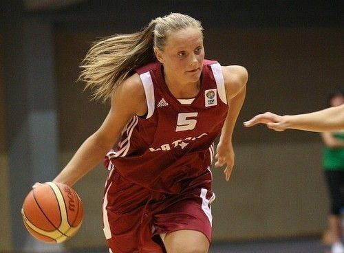 Niedola ar "double-double" sekmē komandai uzvaru Vācijas čempionāta ceturtdaļfināla mačā