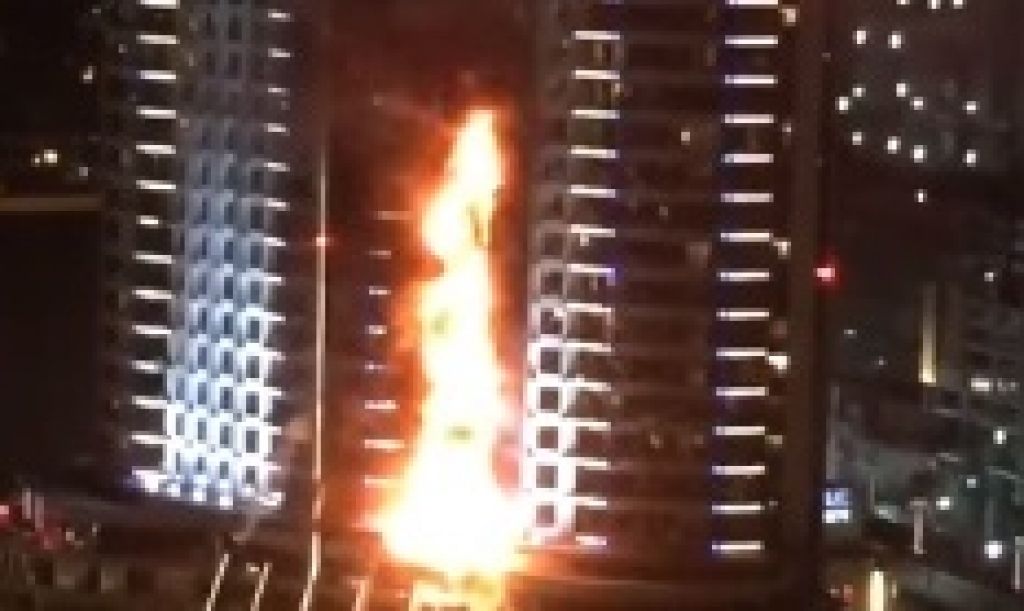 VIDEO: AAE aizdegušies divi debesskrāpji