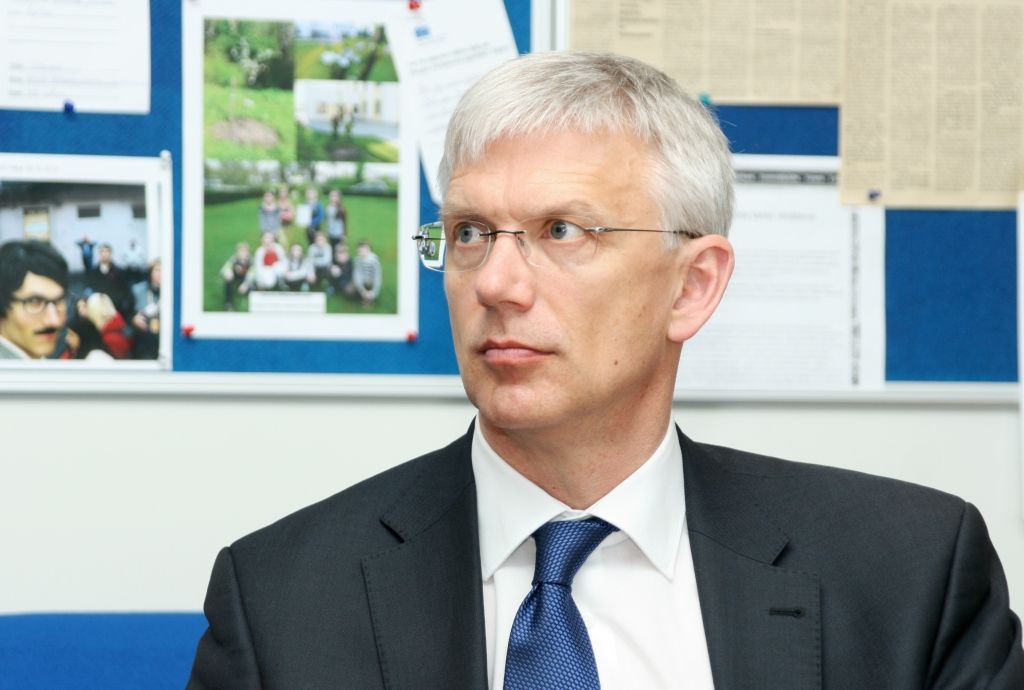 Kariņš cer uz Vienotības vadības maiņu kongresā un atbalsta Piebalgu