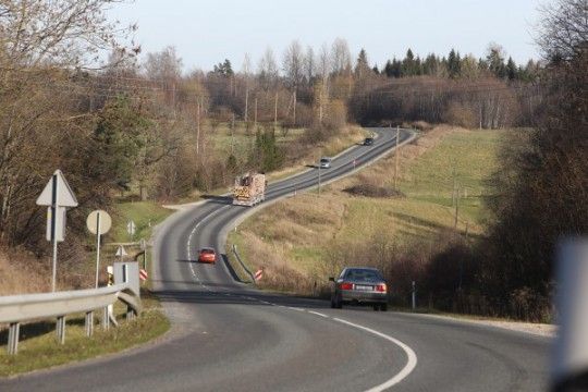 Atsākas ierobežojumi uz Liepājas un Valmieras šosejas remontdarbu dēļ