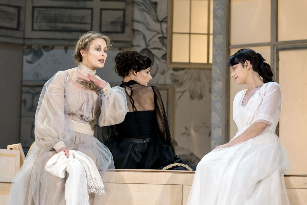 Izrādes Trīs māsas recenzija. Tas nesāp