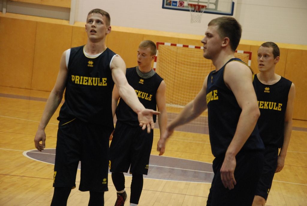 "Priekules" basketbolisti ar viena punkta pārsvaru pieveic "Vērgali"