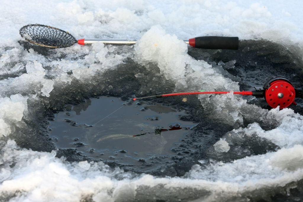 Glābēji no ezera izvilkuši ledū ielūzušu, noslīkušu vīrieti