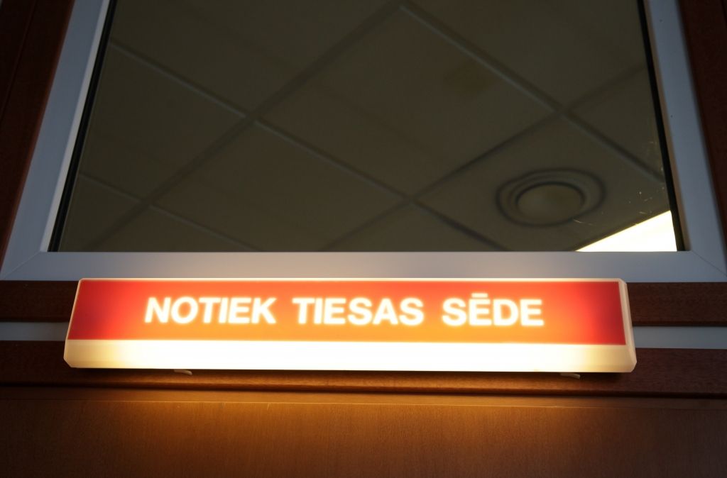 Tiesa turpinās izskatīt krimināllietu par divu sieviešu nogalināšanu Ķīpsalā