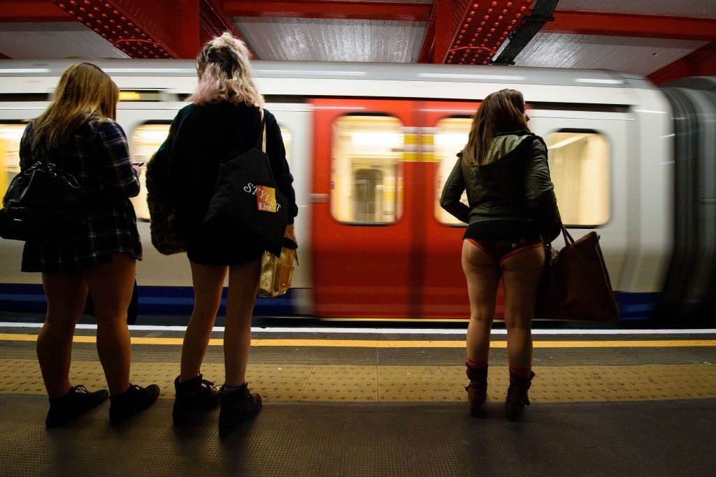 Londonas metro vilcieni no vasaras nedēļas nogalēs kursēs visu diennakti