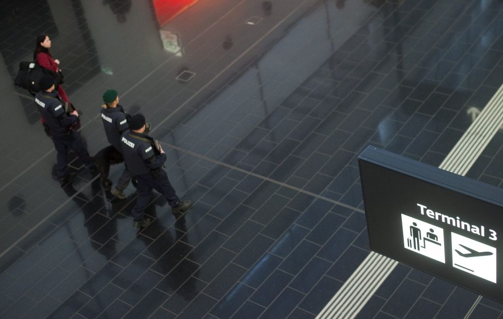 Briseles lidosta pakāpeniski atsāk darbu