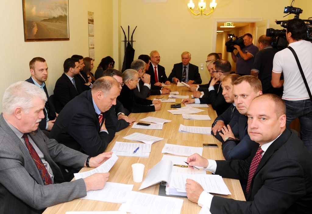 Aptauja: Politisko partiju reitingā ZZS apsteidz ilgstošo līderi Saskaņu (papildināts 17:30)