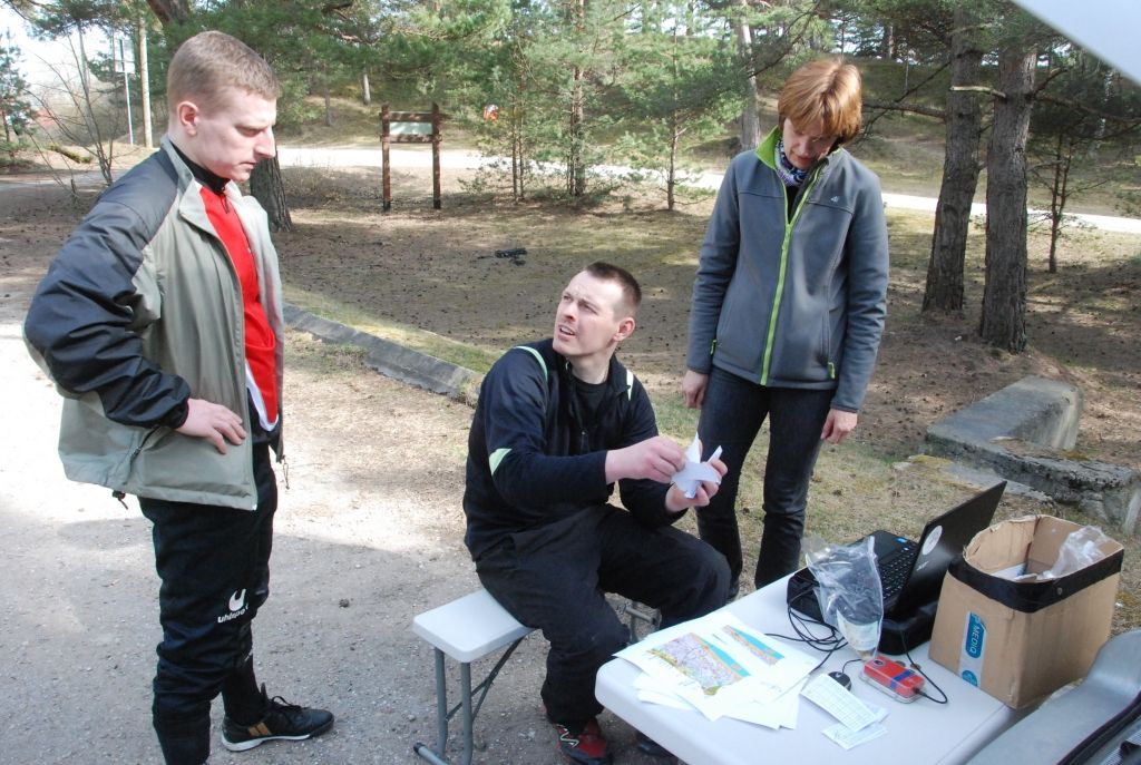FOTO: Brīnišķīgos laikapstākļos Bernātos sāk orientēšanās sporta sezonu