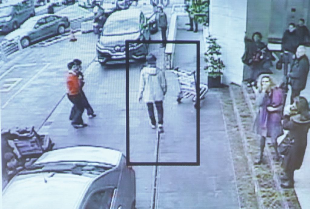 FOTO un VIDEO: Jauni kadri ar aizbēgušo Briseles teroristu